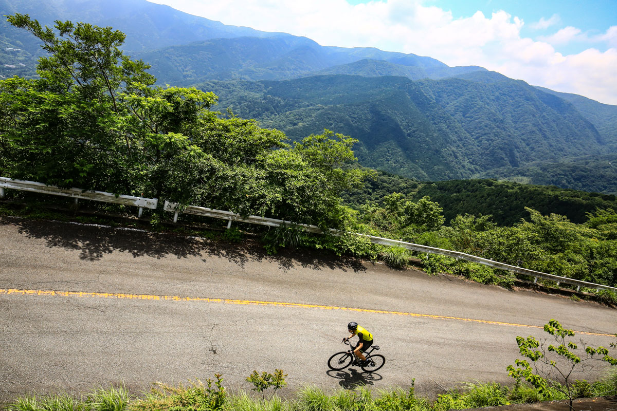 上位グレードであるÉmonda SLR同様に中村俊介(Route365)が椿ラインで乗り込んだ
