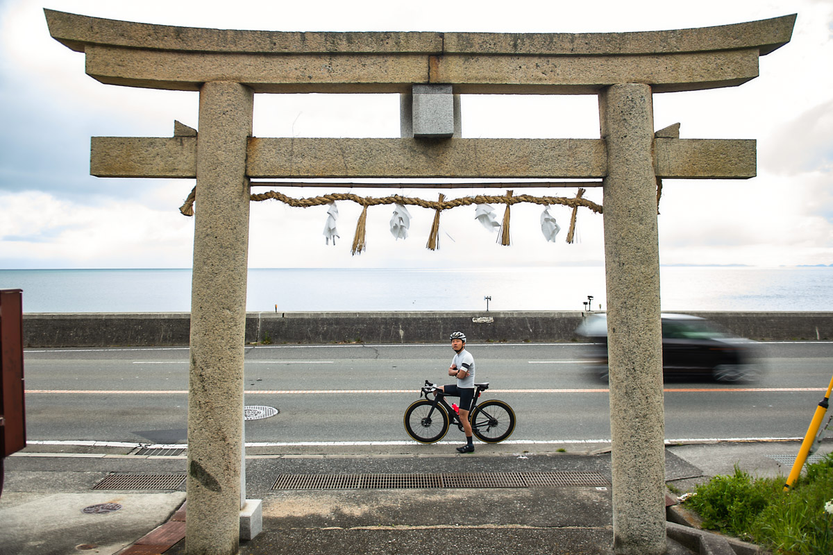 海岸線に面した釜口八幡神社の鳥居