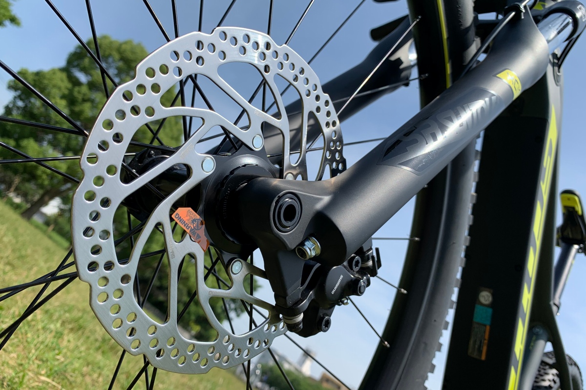 扱いやすさとストッピングパワーのバランスを兼ね備えた180mmローター仕様のブレーキ