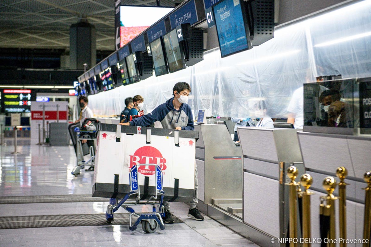 ひとけのない静かな国際空港のカウンターにてチェックインをする石上優大。プロ1年目、まったく予想できなかった事態となったが、前向きな気持ちで第二の故郷フランスへ！