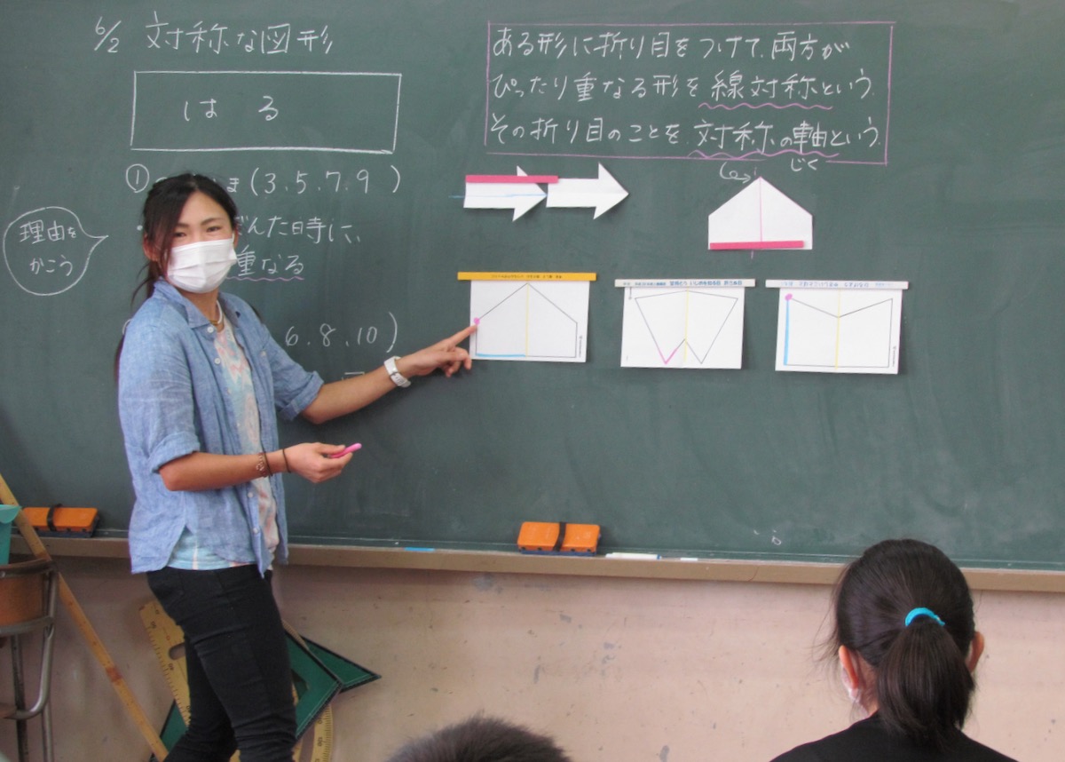 教壇に立つ今井。担任を持たない今年だが、このコロナ渦で小学校も変則的に、練習時間の確保も大変だそう