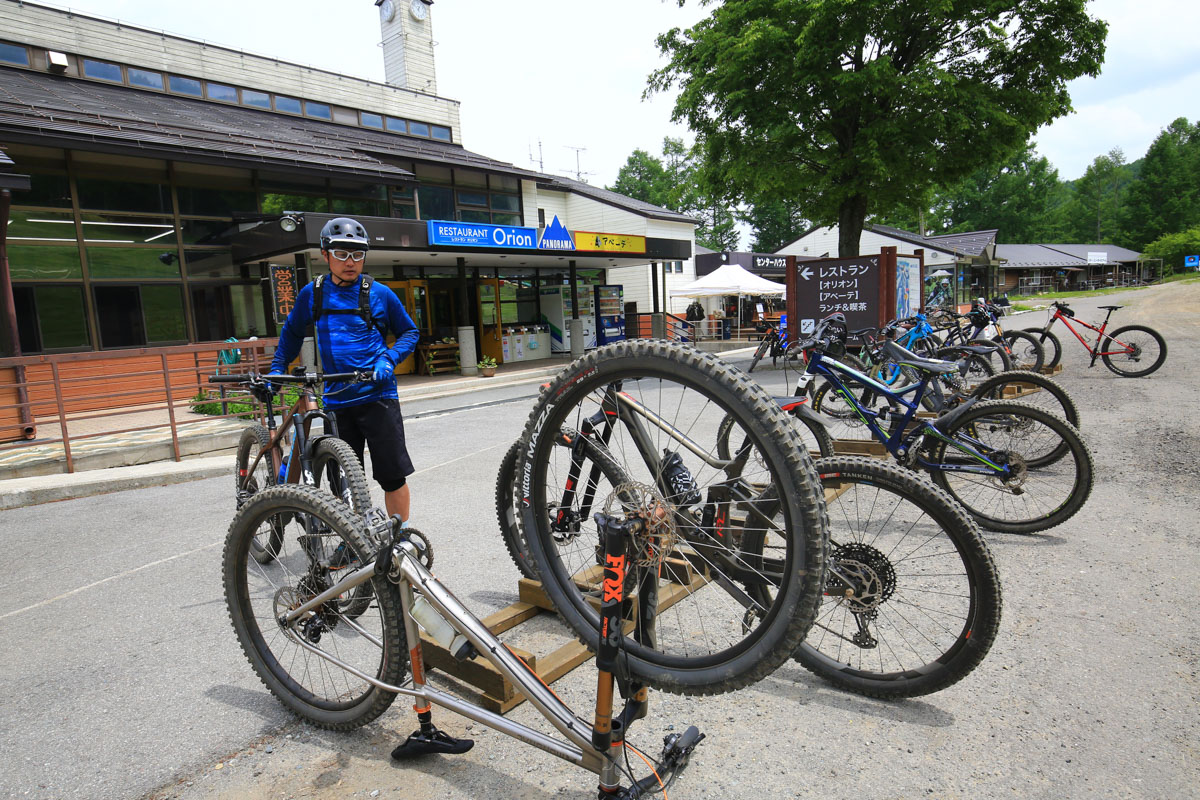 ゴンドラで標高1,780mまで上がってダウンヒルが楽しめる富士見パノラマスキー場MTBコース