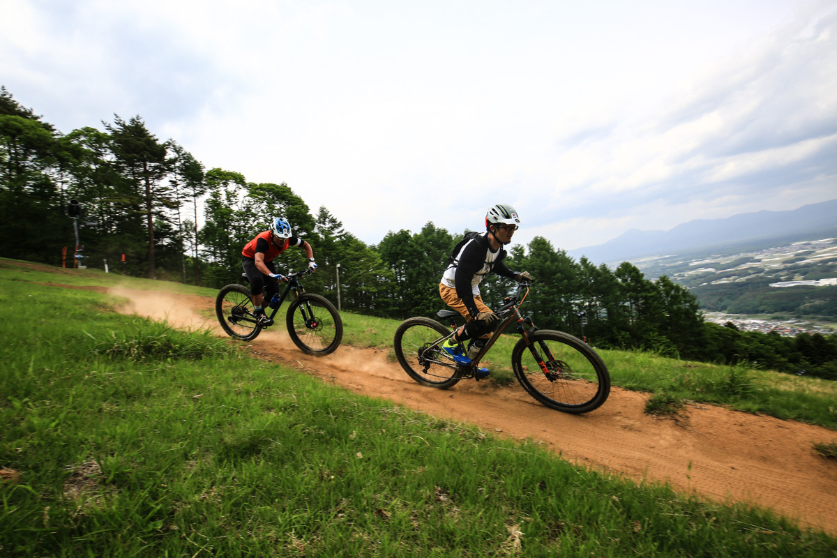 下り系AMバイクをXC系バイクで下りで追い詰める三上さん