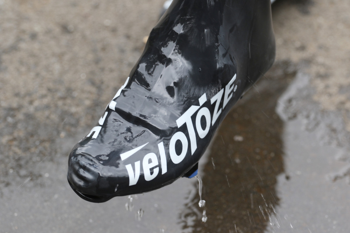 水を通さないラテックスゴム素材のため、雨天でも足先を濡らすことなく快適に走れる