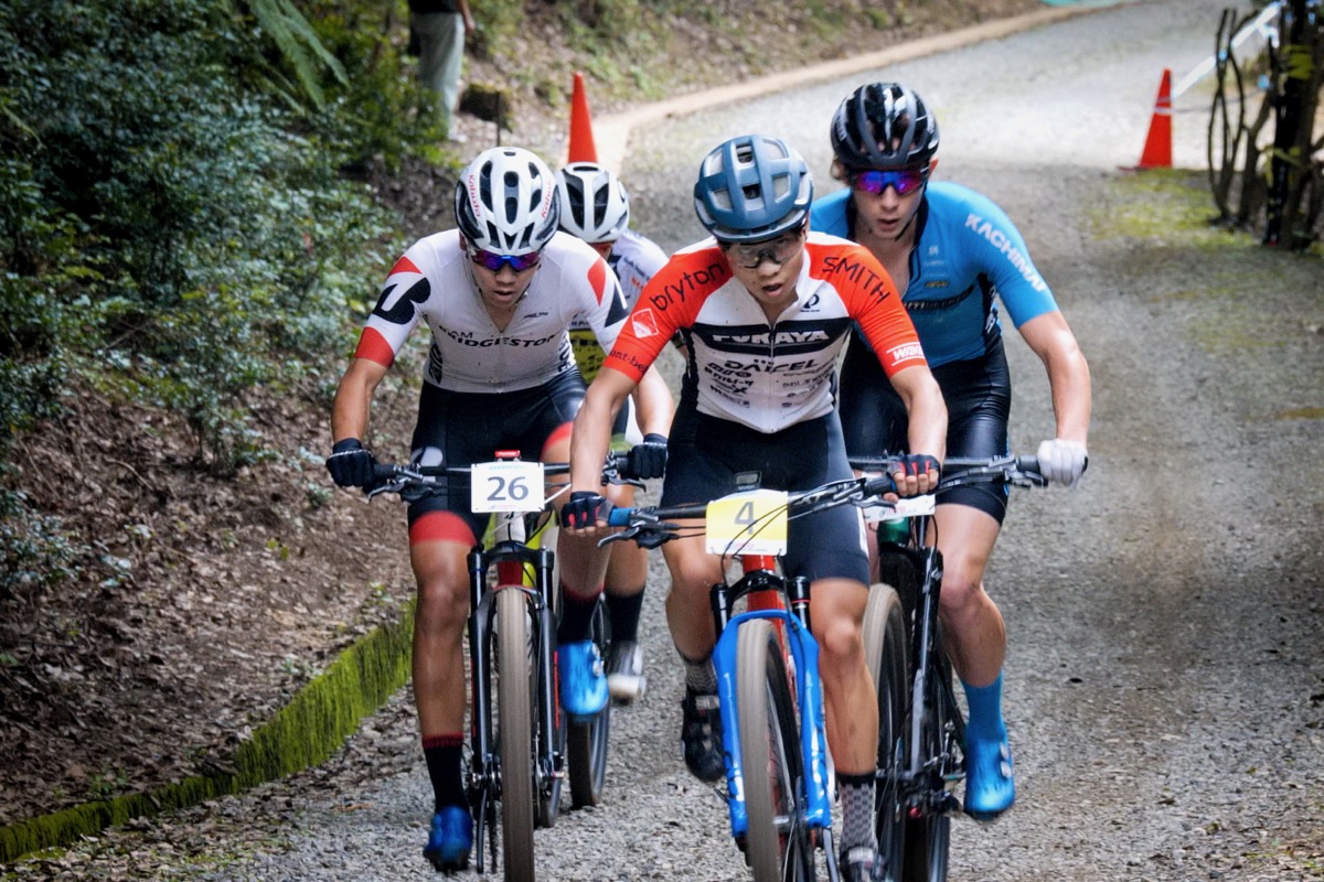 男子エリート。序盤の先頭グループを竹内遼(FUKAYA RACING)が率いる