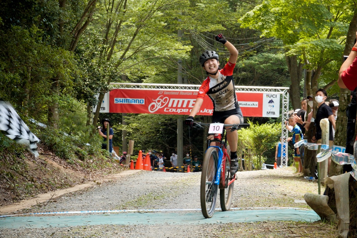 女子エリートレースで圧勝した川口うらら(FUKAYA RACING)