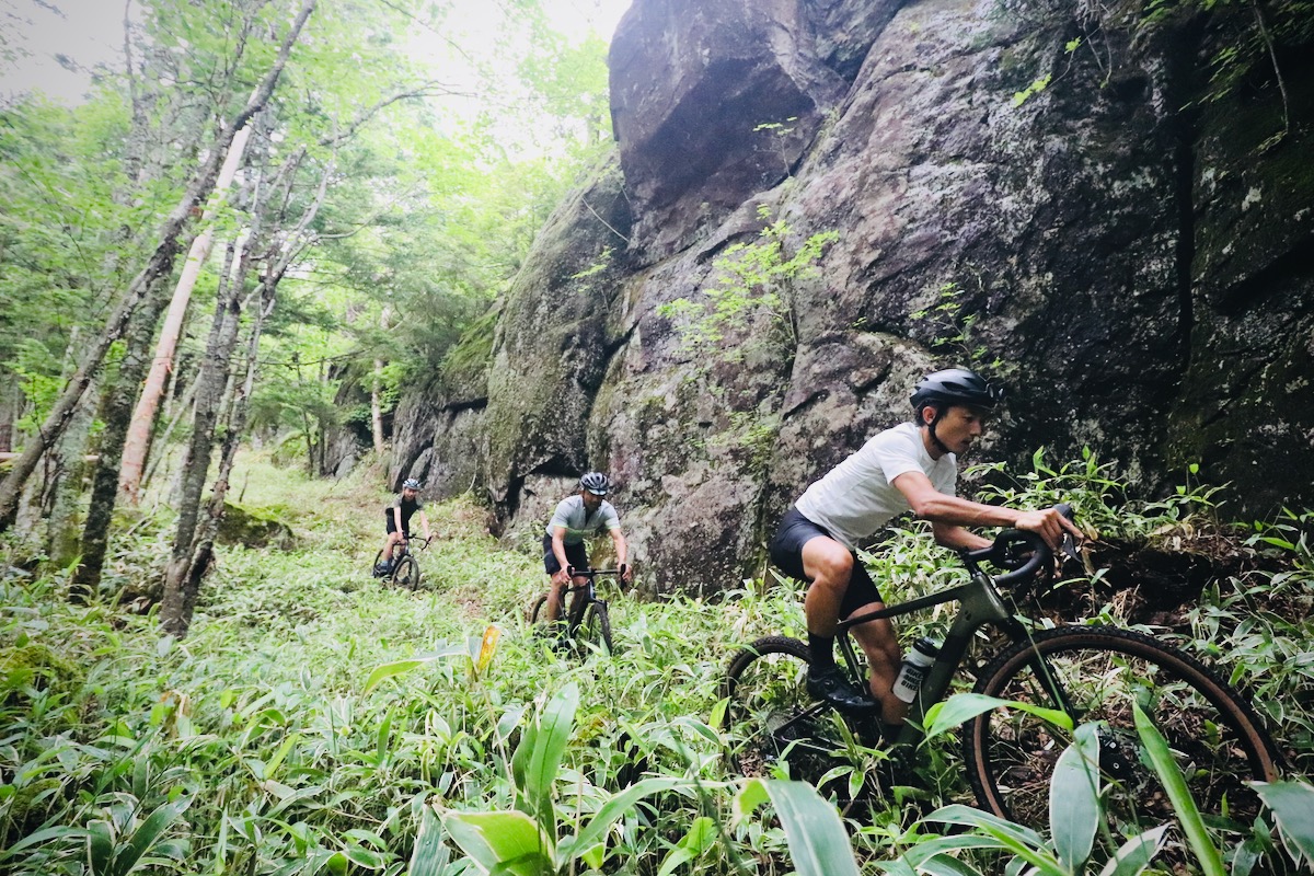 林道から分け入った先は、壁のような岩が連なる登山道跡。MTBトレイルとして整備する考えもあるそうだ