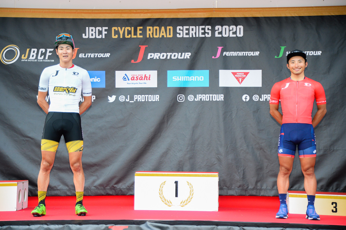 プロリーダージャージは山本元喜(キナンサイクリングチーム・右)、U23リーダージャージは織田聖(弱虫ペダルサイクリングチーム)