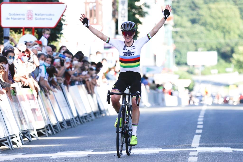 独走勝利を飾ったアネミエク・ファンフルーテン(オランダ、ミッチェルトン・スコット)