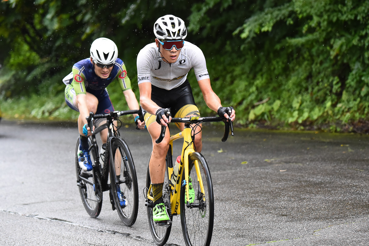 レース中盤、織田聖（弱虫ペダルサイクリングチーム）と佐野千尋（イナーメ信濃山形）の2人が追走