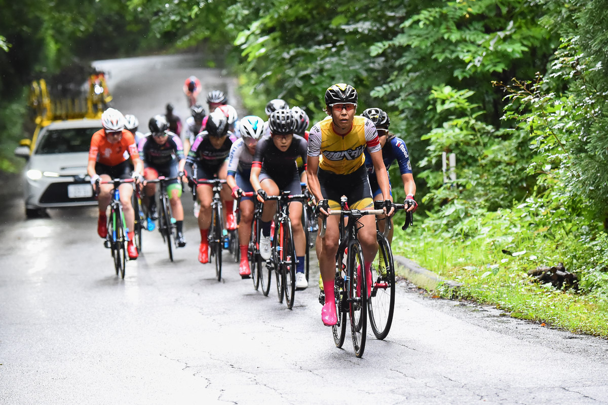女子 唐見実世子(弱虫ペダルサイクリングチーム)が序盤からペースを上げる