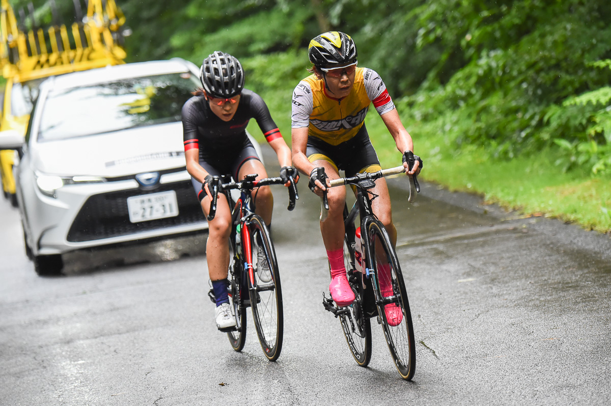 女子 残り2周からは唐見実世子(弱虫ペダルサイクリングチーム)と樫木祥子(株式会社オーエンス)のマッチレース