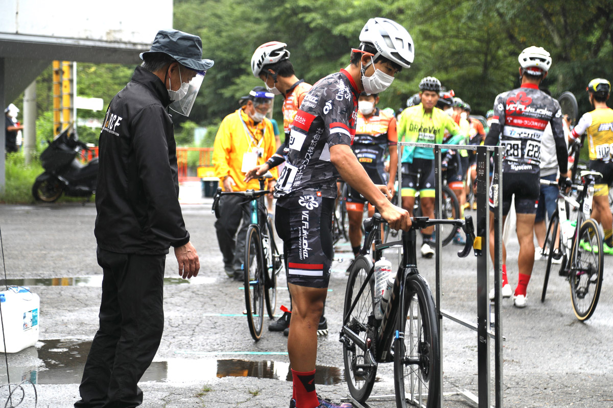 会場内ではマスクをつけて行動が基本。検車エリアに来た選手はマスクを着用し、検車受付担当者はフェイスシールドもつけて対応