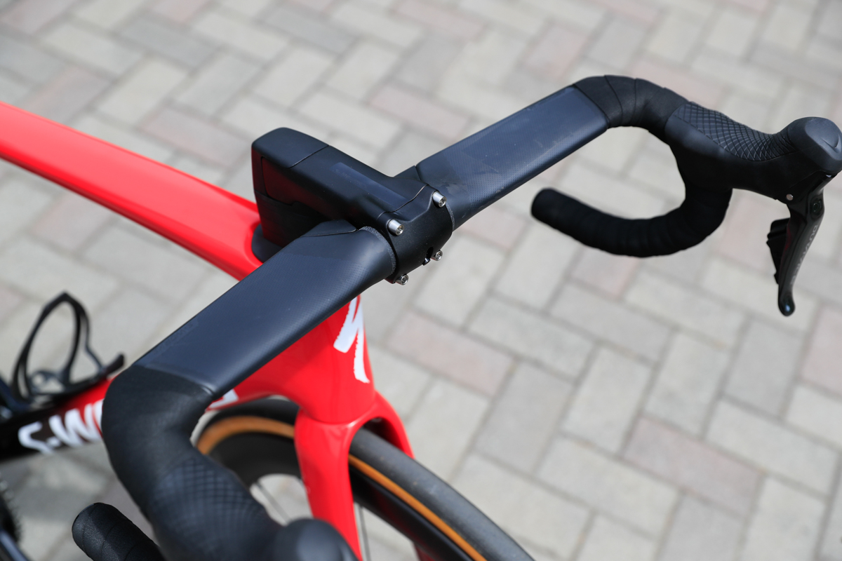 ハンドルはS-Works Aerofly II。ステムはVENGEから45g軽量化したTARMAC専用品だ