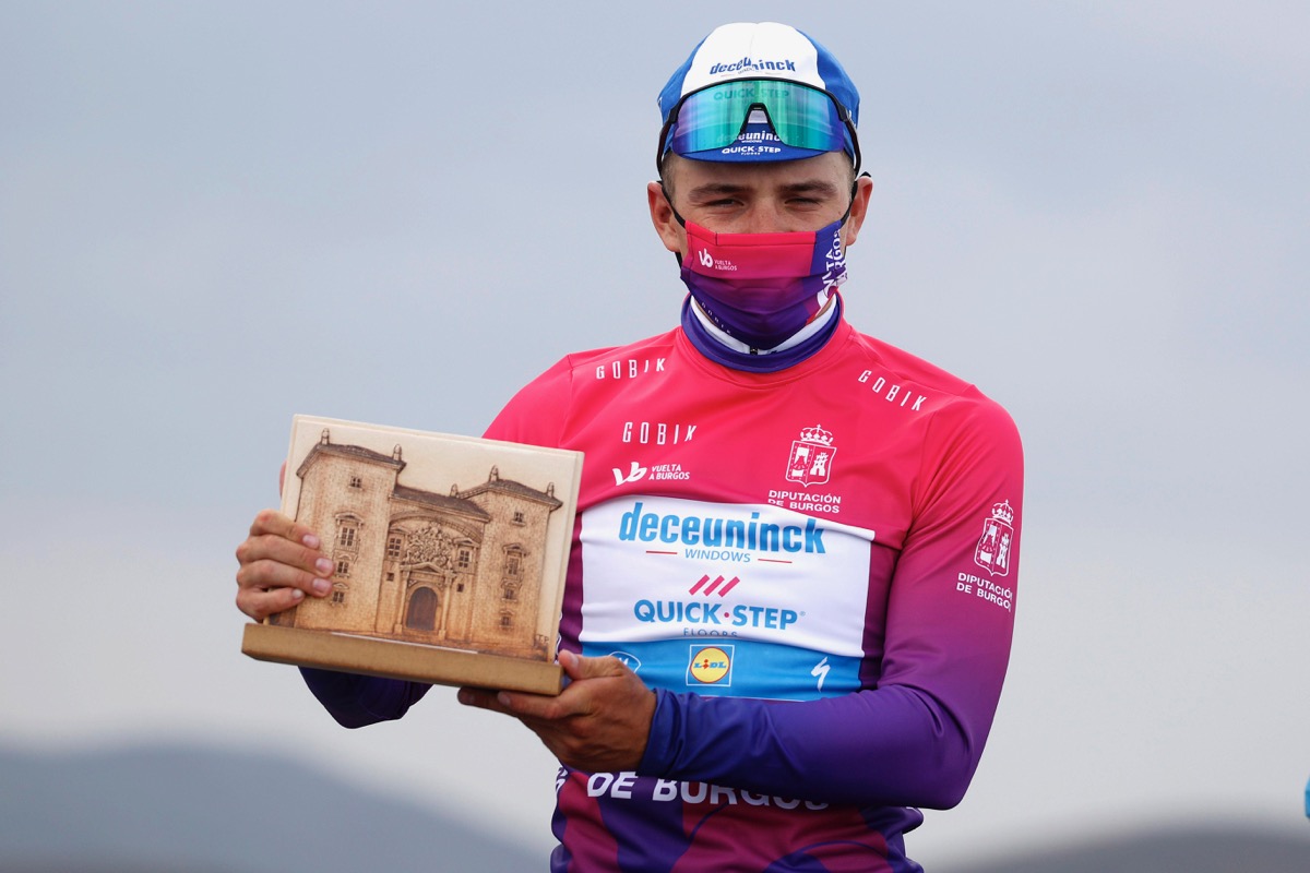 リーダージャージを着用したレムコ・エヴェネプール(ベルギー、ドゥクーニンク・クイックステップ)