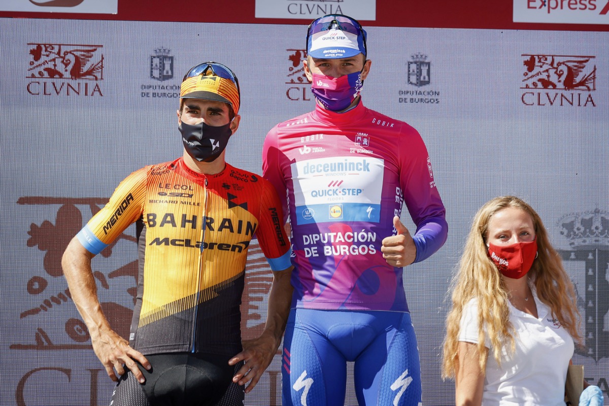 総合優勝したレムコ・エヴェネプール(ベルギー、ドゥクーニンク・クイックステップ)と2位のミケル・ランダ(スペイン、バーレーン・マクラーレン)