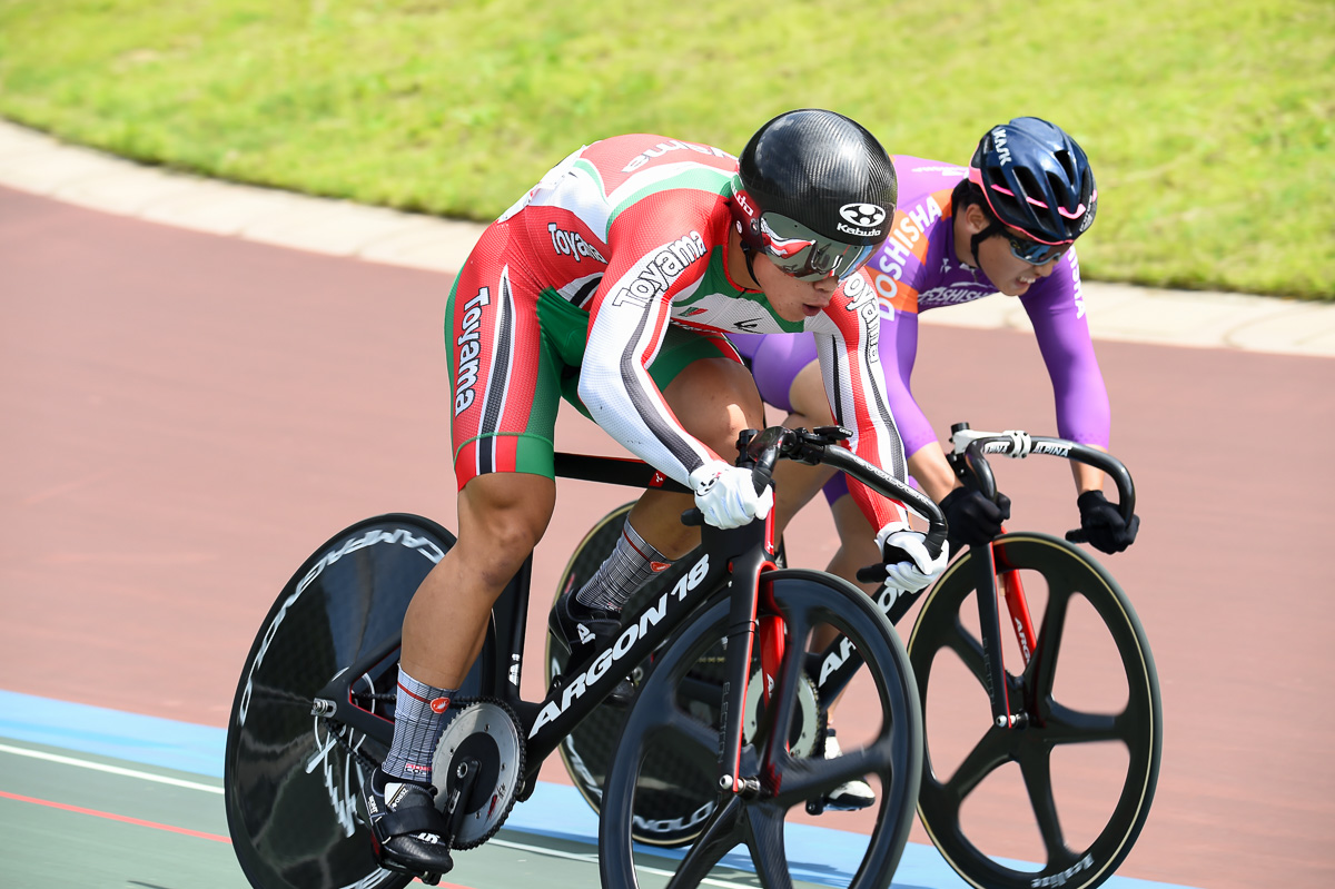 男子スプリント決勝　4コーナーアウトからまくりに行く村田祐樹（富山県自転車競技連盟）