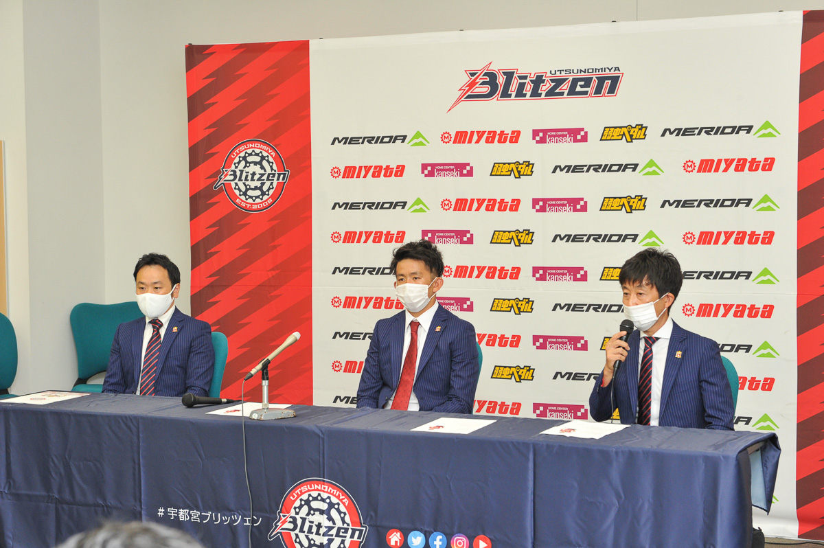 栃木県庁記者クラブで行われた引退会見 写真左から、清水裕輔監督、大久保陣、柿沼章氏