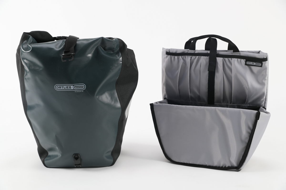 ORTLIEB バックローラークラシック QL2.1(左)とコミューターインサート(右)