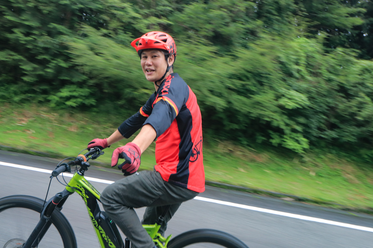 富士市のサイクルショップ minzuu bikeの古郡今日史さんもトレイルビルドを手伝ったひとり。ガイドツアーにも応じてくれる