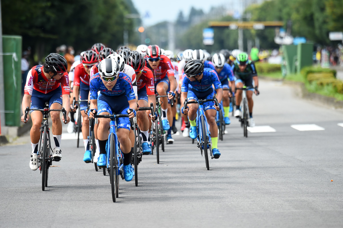 レース終盤　愛三工業レーシングチームやチームブリヂストンサイクリングが集団前方に上がってくる