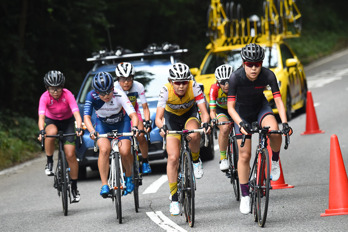 女子　樫木祥子（株式会社オーエンス）、唐見実世子（弱虫ペダルサイクリングチーム）らがペースをあげて人数を絞っていく