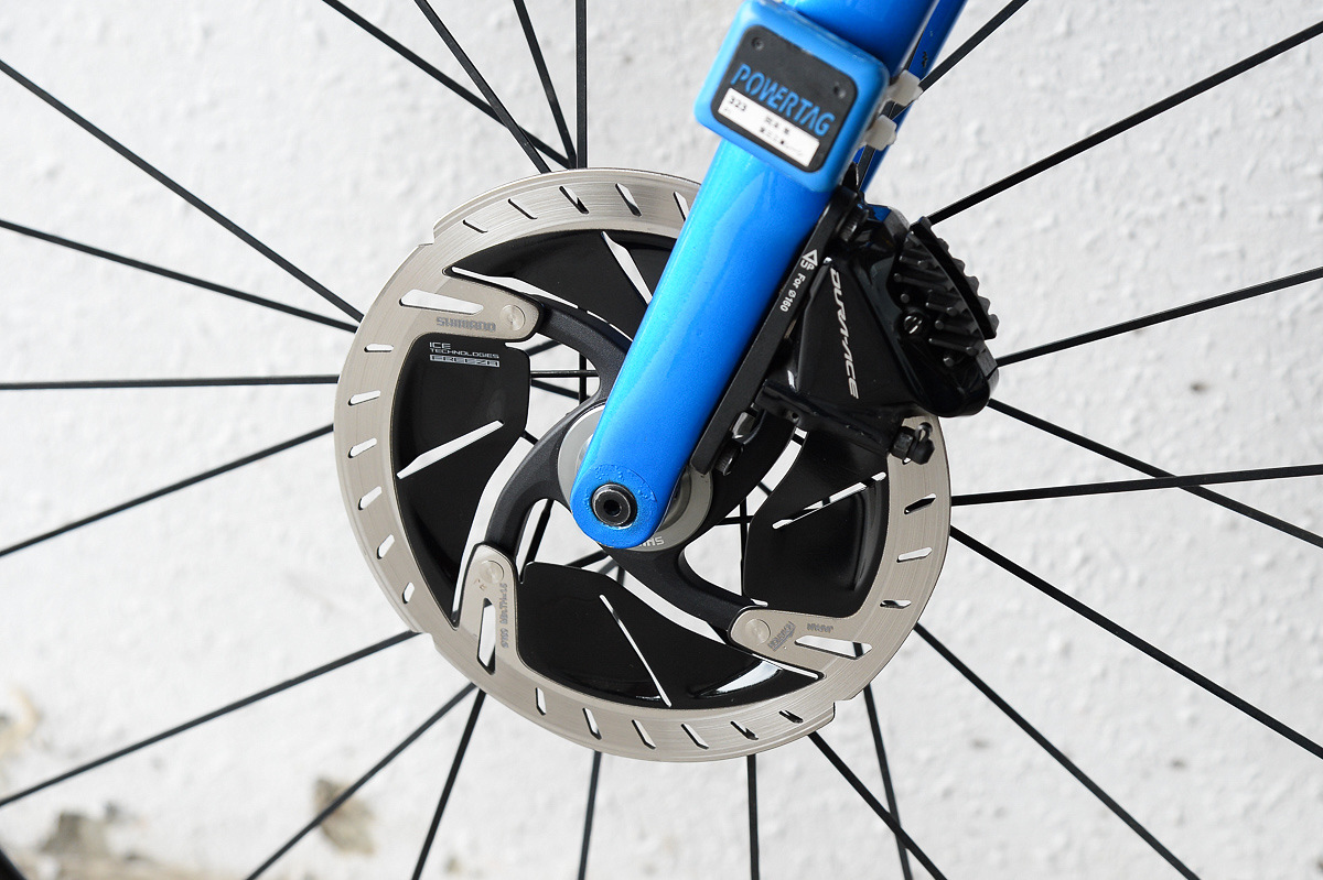 フロントは160mmディスクローターを使用