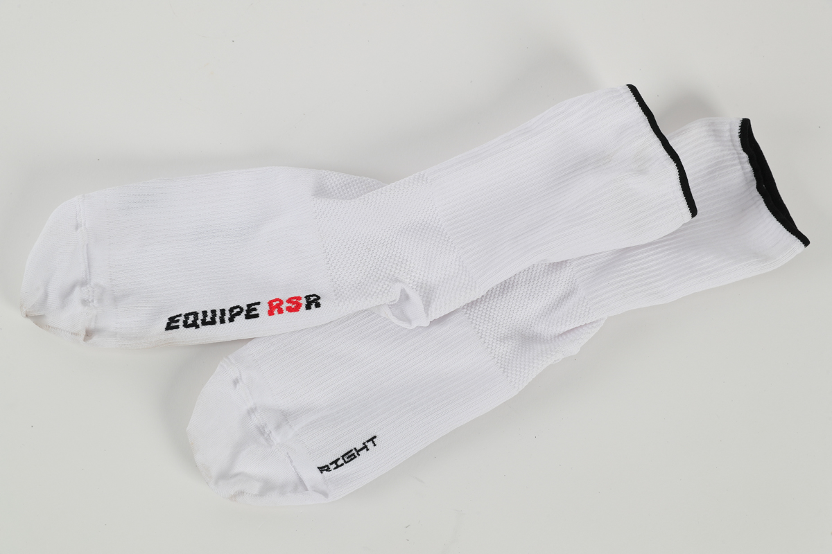 アソスRSR SOCKSも着用。通気性が良く長時間のライドをサポートしてくれるコンプレッションソックスだ