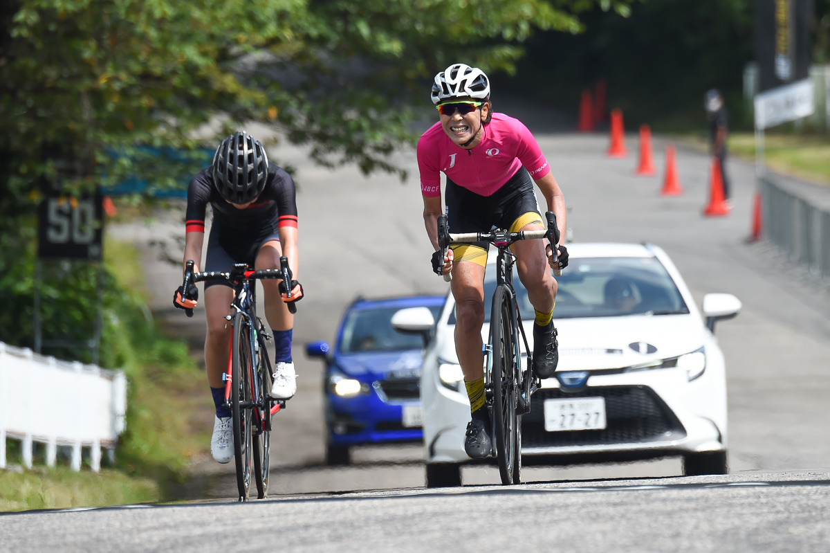 F（女子）唐見実世子（弱虫ペダルサイクリングチーム）がスプリントで競り勝つ