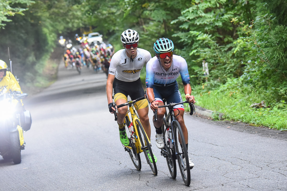 最終周に飛び出した回織田聖(弱虫ペダルサイクリングチーム)と小嶋渓円(MiNERVA-asahi)