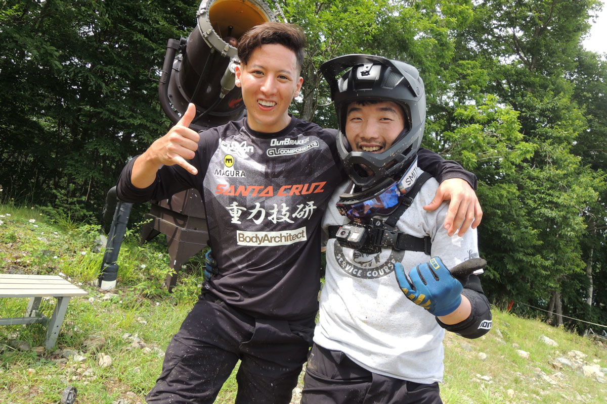 山田淳一選手（左）と「最速店長」ことスクアドラ滋賀守山の涌本正樹さん（右）