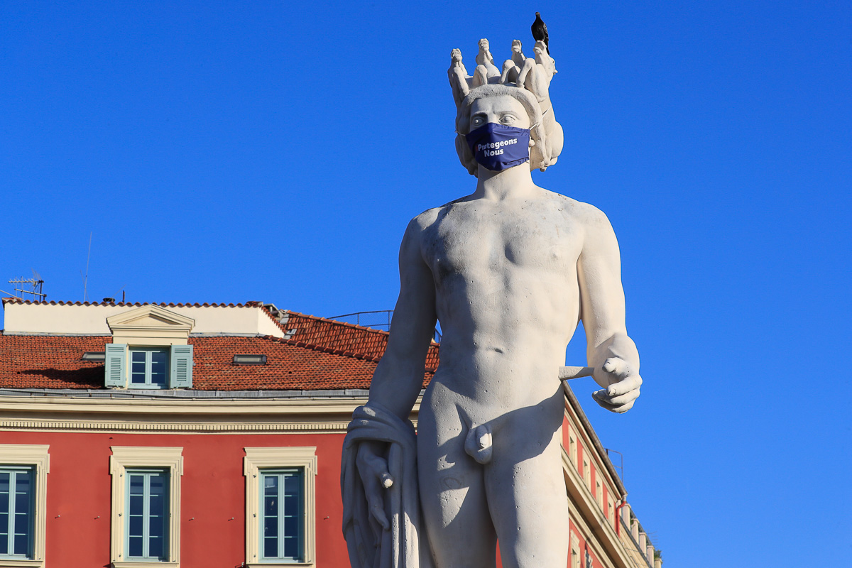 ニースの街の彫像もマスク姿でツールを迎えた