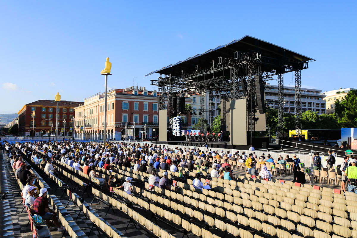 観客の数を制限し、マセナ広場で開催されたチームプレゼンテーション