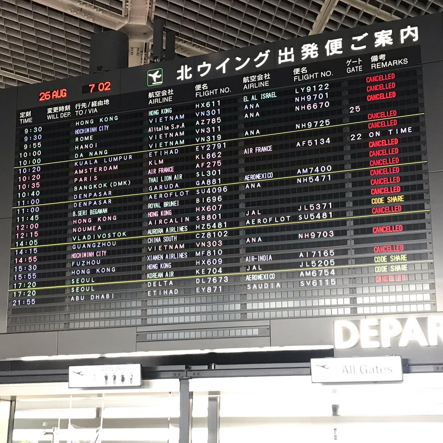8月26日、成田空港北ウイングを発つ飛行機は1日で5便のみでキャンセルが多くを占めた