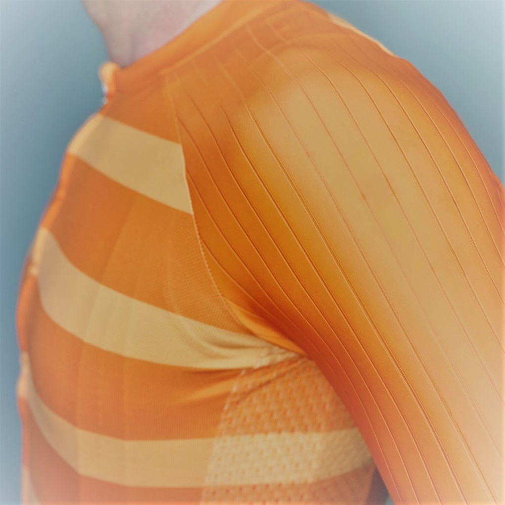 肩から腕にかけてエアロ効果とコンプレッション性能を有するファブリックを採用