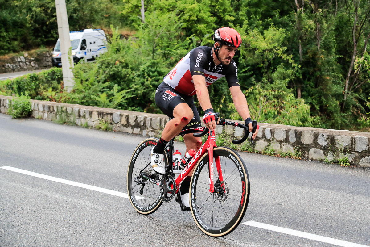 落車して大きく遅れたジョン・デゲンコルプ（ドイツ、ロット・スーダル）