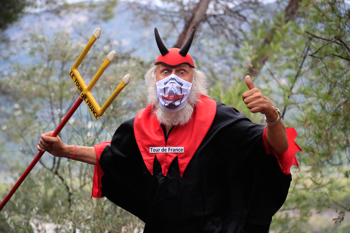 悪魔おじさん発見。「サイタマ〜サイタマ〜!」とマスクの下で騒ぐ
