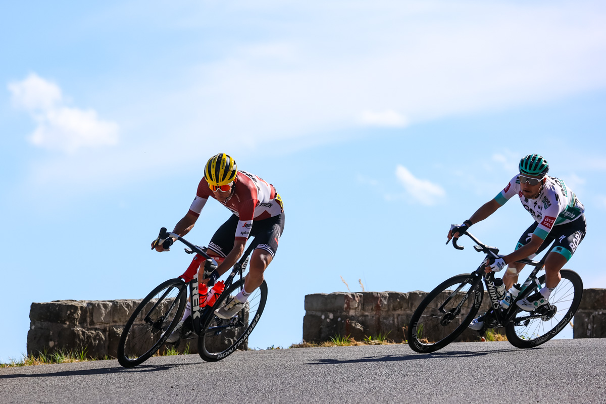 1級山岳トゥリーニ峠の下りを攻めるトムス・スクインシュ(ラトビア、トレック・セガフレード)ら