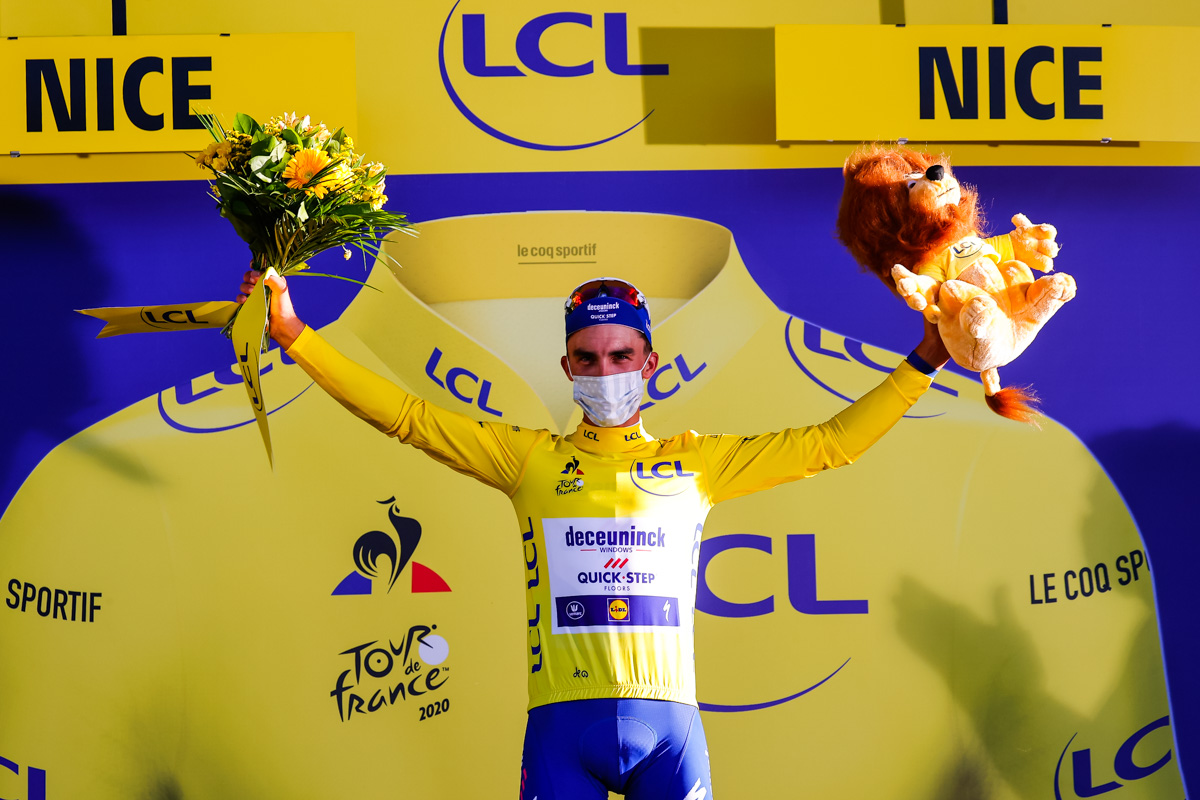 ステージ優勝とマイヨジョーヌを手にしたジュリアン・アラフィリップ(フランス、ドゥクーニンク・クイックステップ)