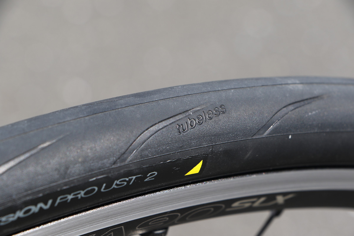 トレッドの表面にはtubeless（チューブレス）の文字