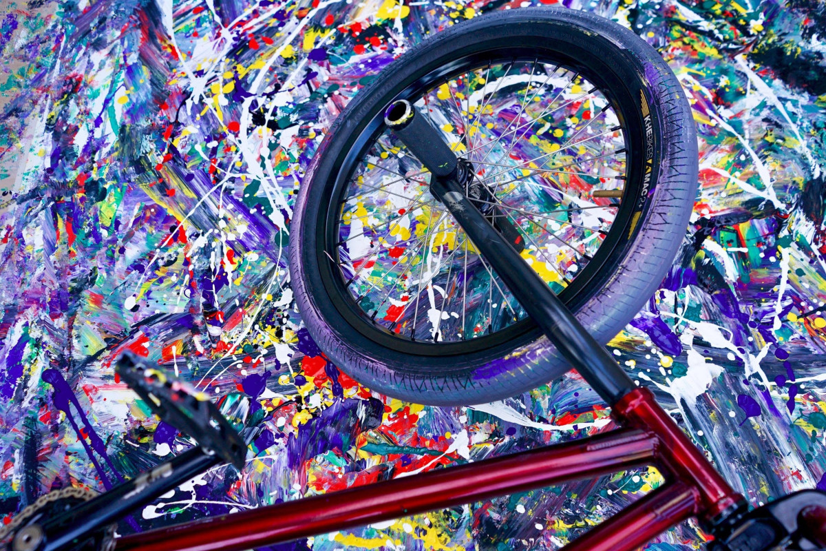 BMXのタイヤをつかって絵を描く独自の技法