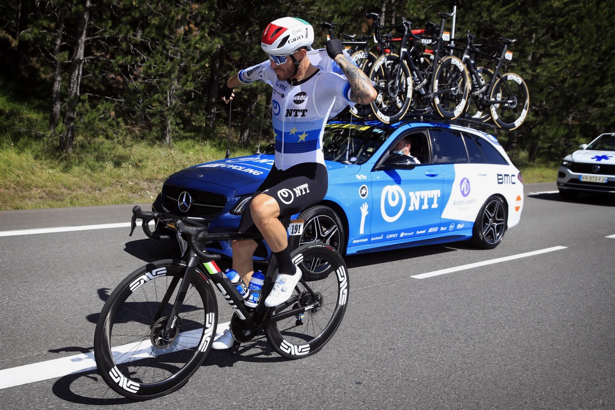 レースを降りたジャコモ・ニッツォーロ(イタリア、NTTプロサイクリング)