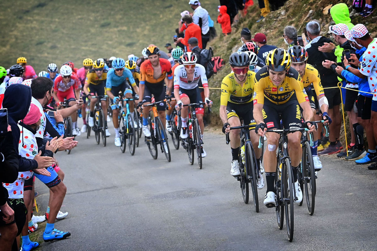 前日のステージ優勝者ワウト・ファンアールト（ベルギー、ユンボ・ヴィスマ）が山岳でメイン集団を牽引