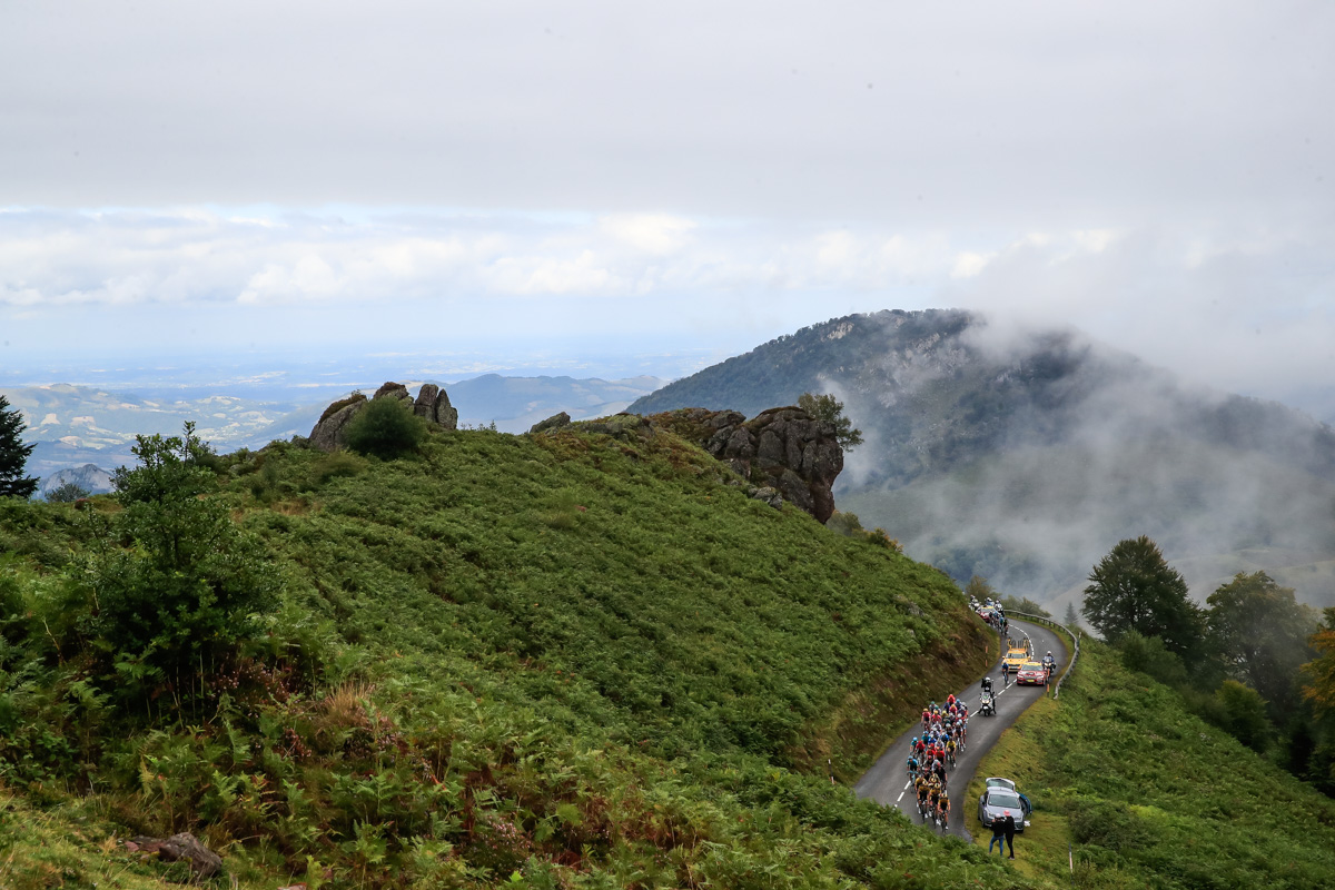 1級山岳ラ・ウルセル峠を進むメイン集団