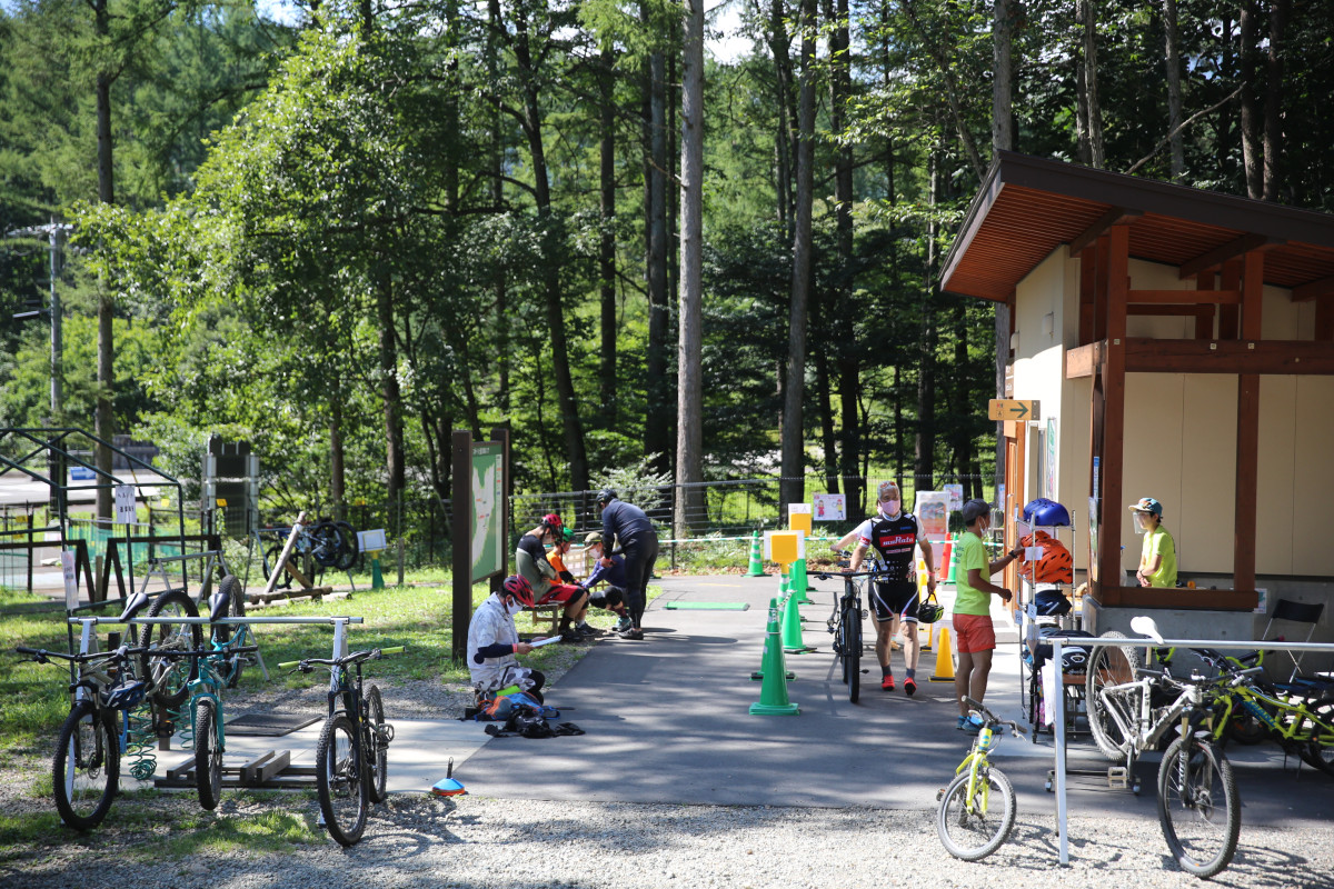 快晴のアルプスあづみの公園MTBコース。朝から多くの人が訪れた