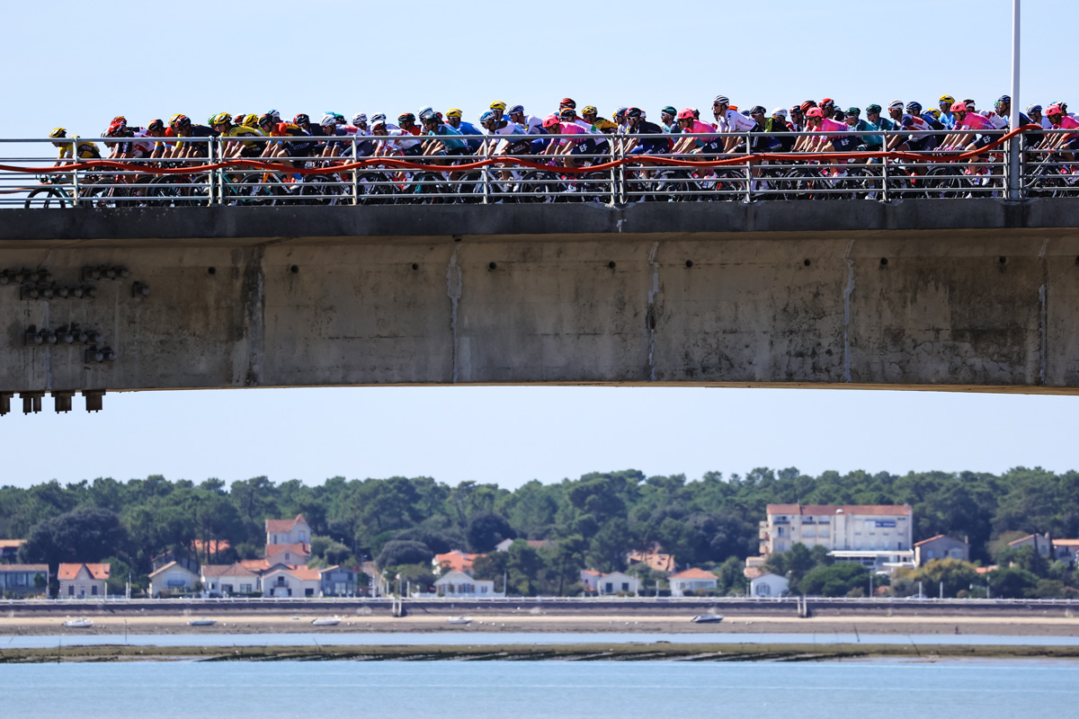 オレロン島橋を渡ってフランス本土に戻る選手たち