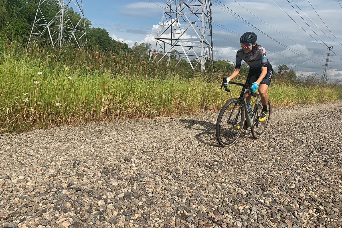 大きめの石が敷き詰められたグラベルで笑顔が溢れる竹下佳映（Panaracer/Factor p/b Bicycle X-Change）