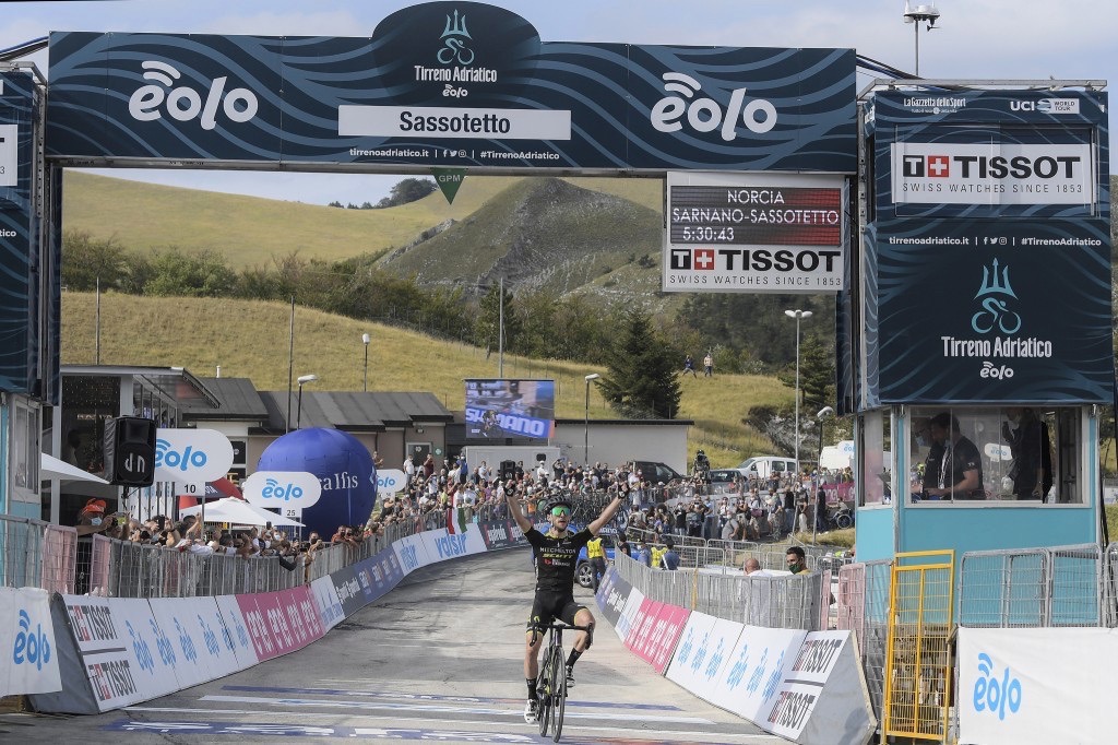 超級山岳サッソステットで勝利したサイモン・イェーツ(イギリス、ミッチェルトン・スコット)