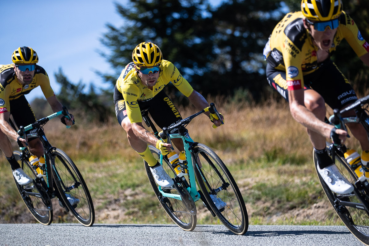 2級山岳ベアル峠を下るプリモシュ・ログリッチ(スロベニア、ユンボ・ヴィスマ)