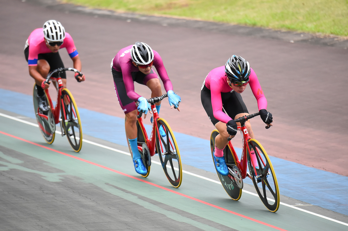 男子マディソン  レース後半に先頭集団を形成した日本大学2チームと早稲田大学